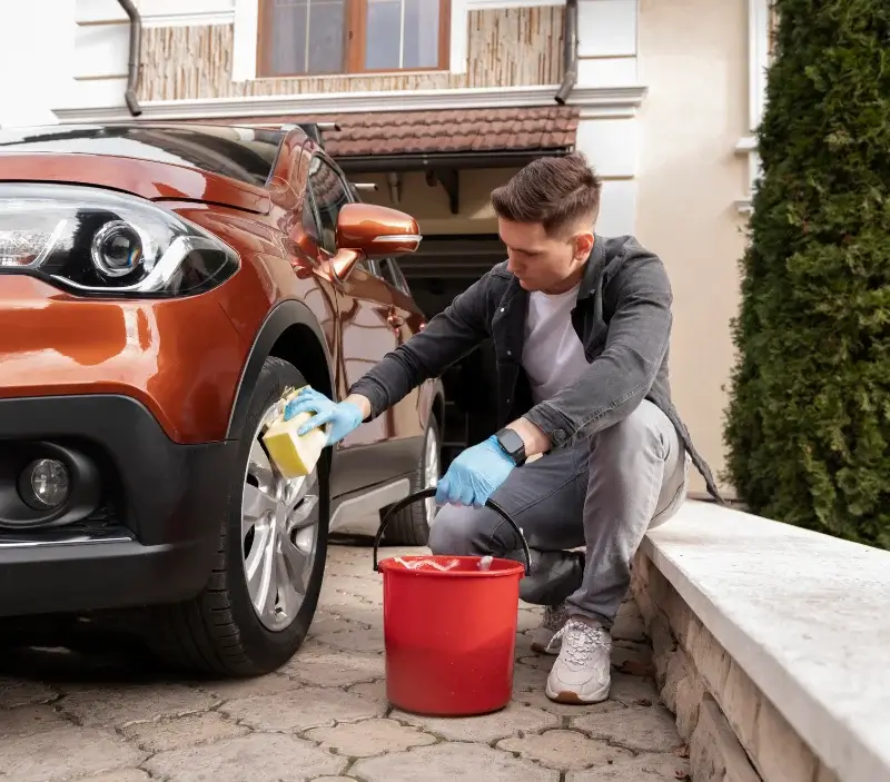 Lavage auto à domicile Villedieu-sur-Indre : professionnel intervenant sur un véhicule